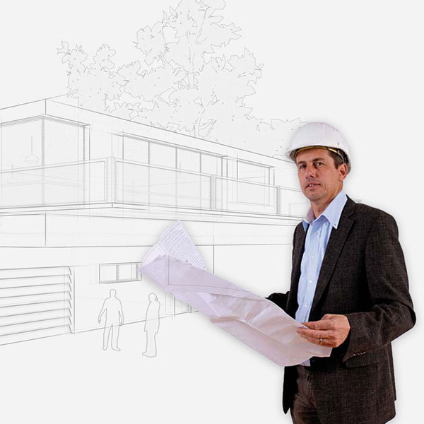 Markus Berrisch mit Bauhelm und Bauplan